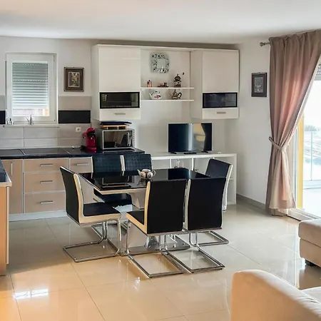 2 Bedroom Gorgeous In Apartment