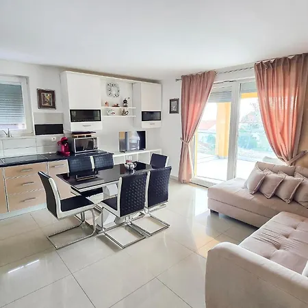 Apartman Stunning In With Wifi Novi Vinodolski