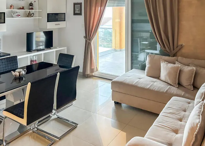 2 Bedroom Gorgeous In Apartment *