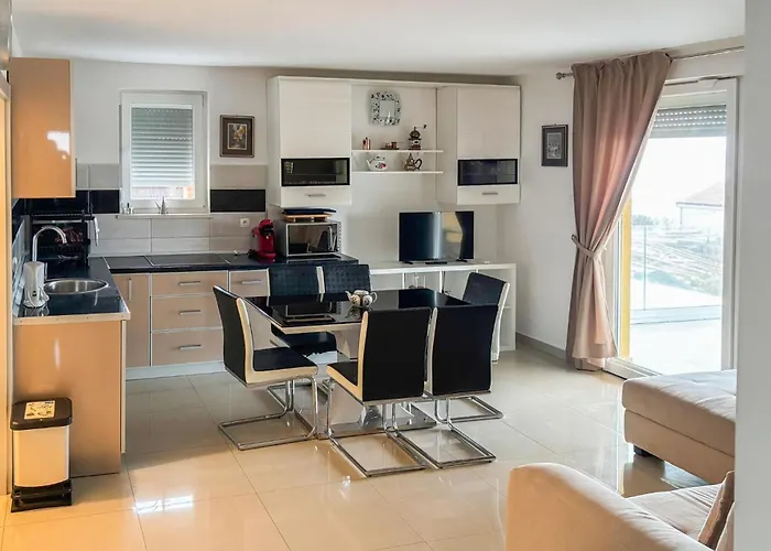2 Bedroom Gorgeous In Apartment